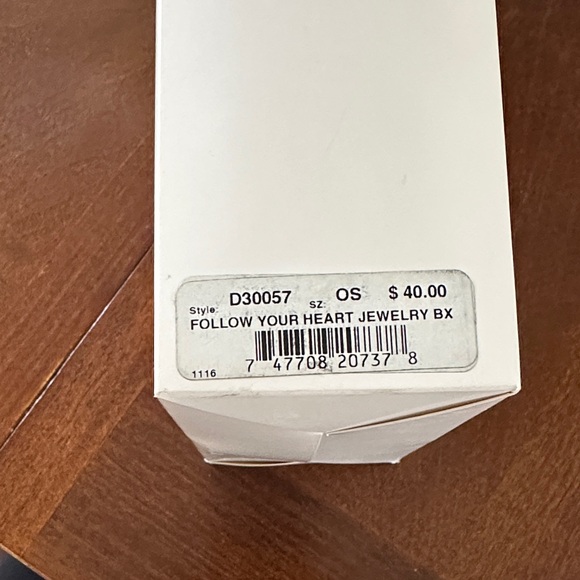 Chic Cream Brighton Jewelry Organizer with Heart Design - Picture 7 of 7